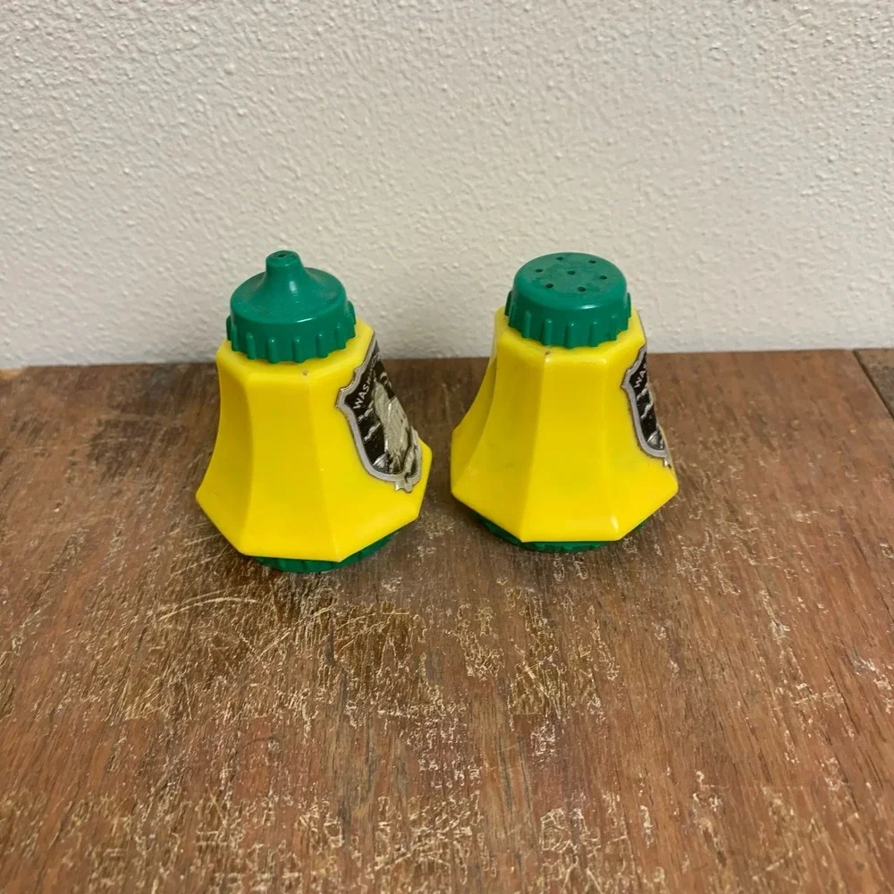 VTG plastic green‎ & yellow Washington DC souvenir tourist salt & pepper shakers